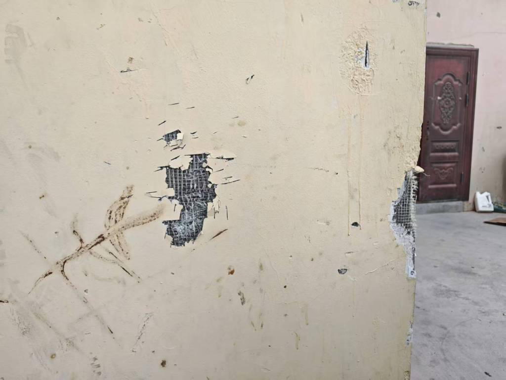 青海曝光16個(gè)安全隱患住宅小區(qū)：防護(hù)層脫落<strong></p>
<p>保溫材料
</strong>，保溫材料裸露:保溫材料
